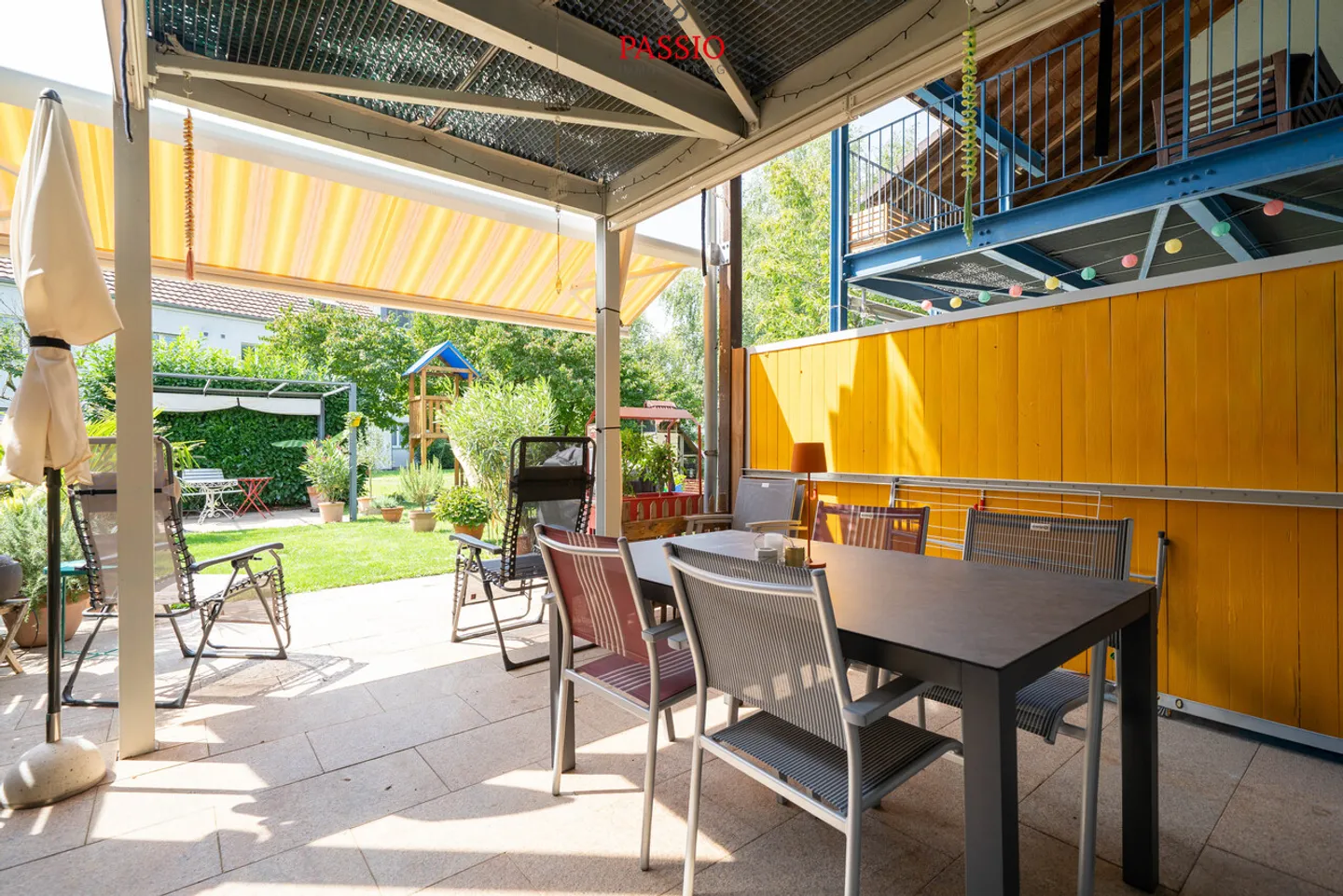 Casa a schiera di 5,5 stanze adatta alle famiglie con giardino ben curato - Foto 2 di 29