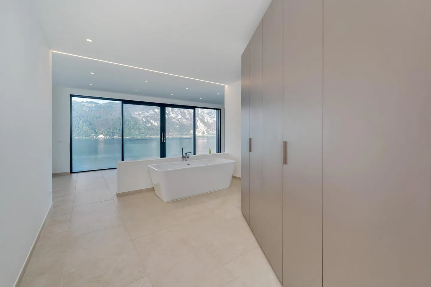 Pleasant 3.5-Room Apartment with Lake View in Bissone - Photo 9 of 12