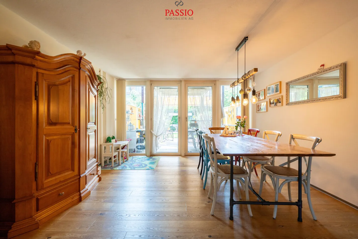 Casa a schiera di 5,5 stanze adatta alle famiglie con giardino ben curato - Foto 3 di 29