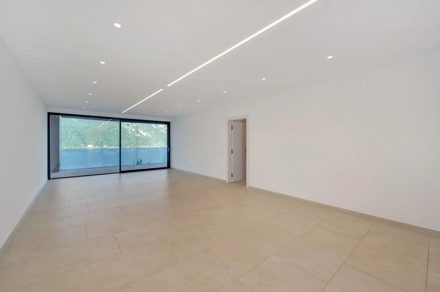 Pleasant 3.5-Room Apartment with Lake View in Bissone - Photo 8 of 12