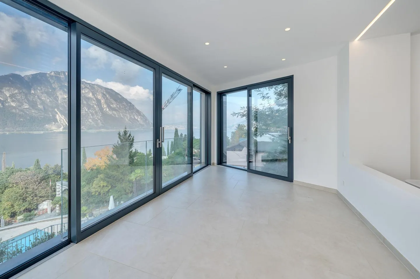 Pleasant 3.5-Room Apartment with Lake View in Bissone - Photo 10 of 12