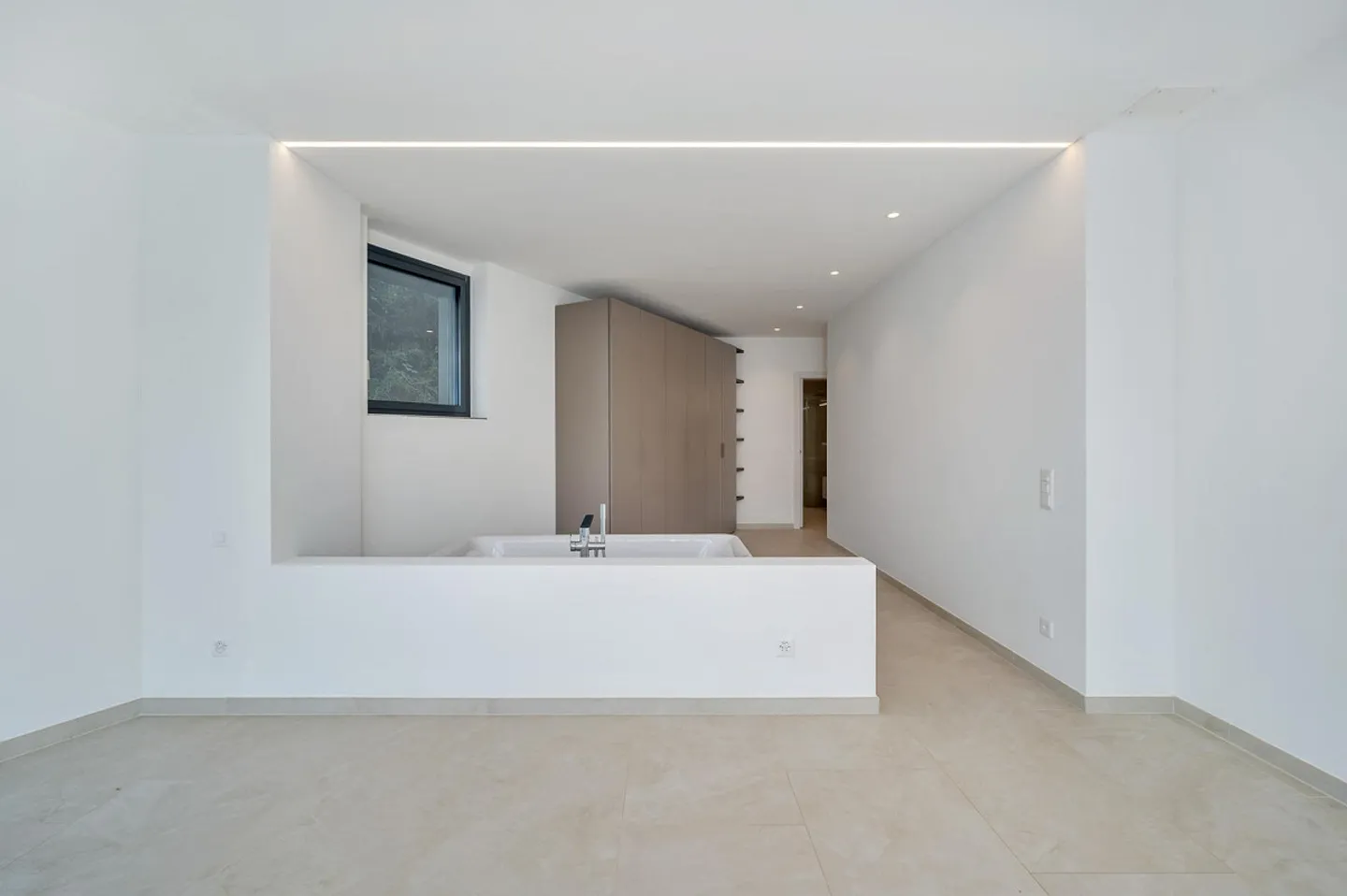 Pleasant 3.5-Room Apartment with Lake View in Bissone - Photo 11 of 12