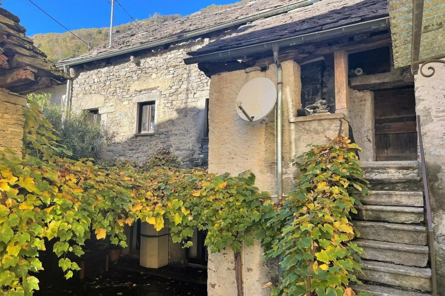 Casa nel nucleo con piazzetta privata e tanto potenziale - Foto 1 di 1