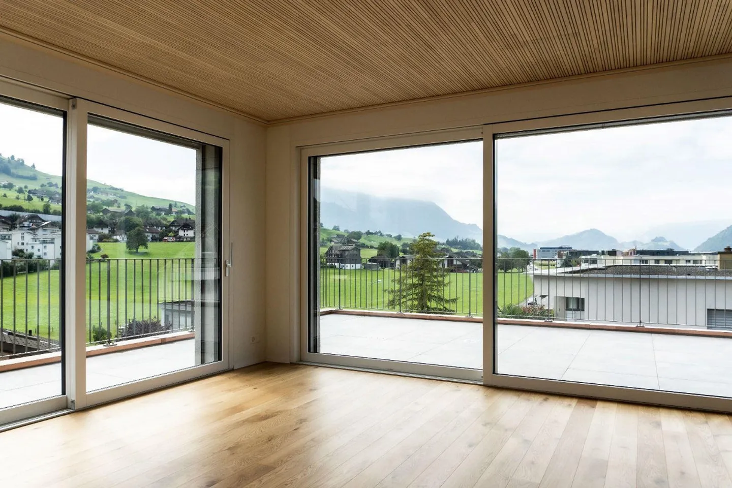 Ampia terrazza privata sul tetto con vista mozzafiato - Foto 2 di 8