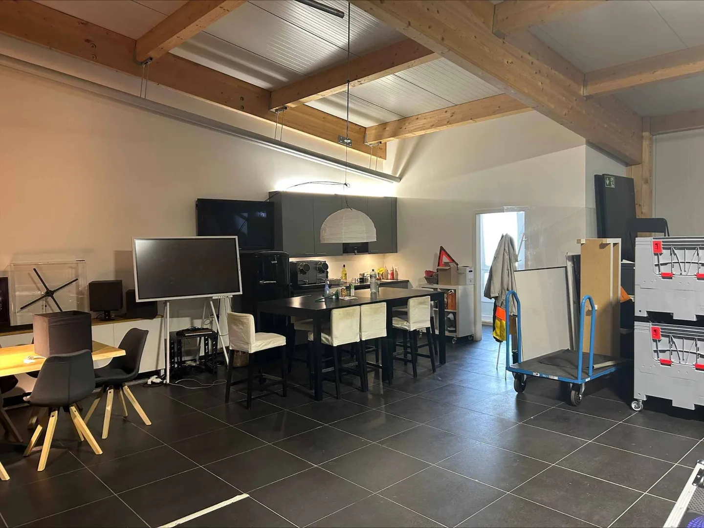 An opportunity: Your 640 m2 workshop and your accommodation at the same address - Photo 8 of 8