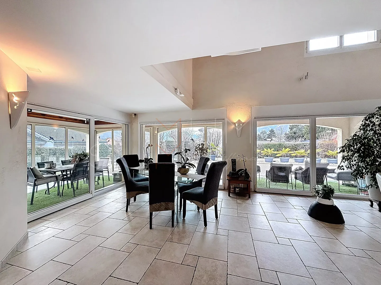 Elegant Detached House with Pool - Photo 8 of 21