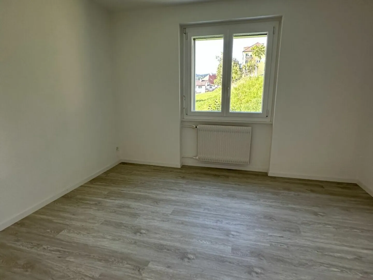 Appartamento completamente ristrutturato di 4,5 locali con balcone e vista sul Doubs - Foto 9 di 10