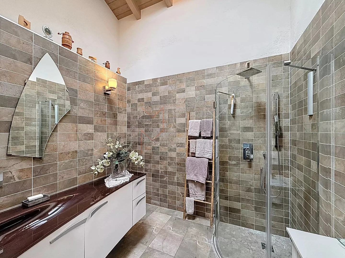 Elegant Detached House with Pool - Photo 14 of 21