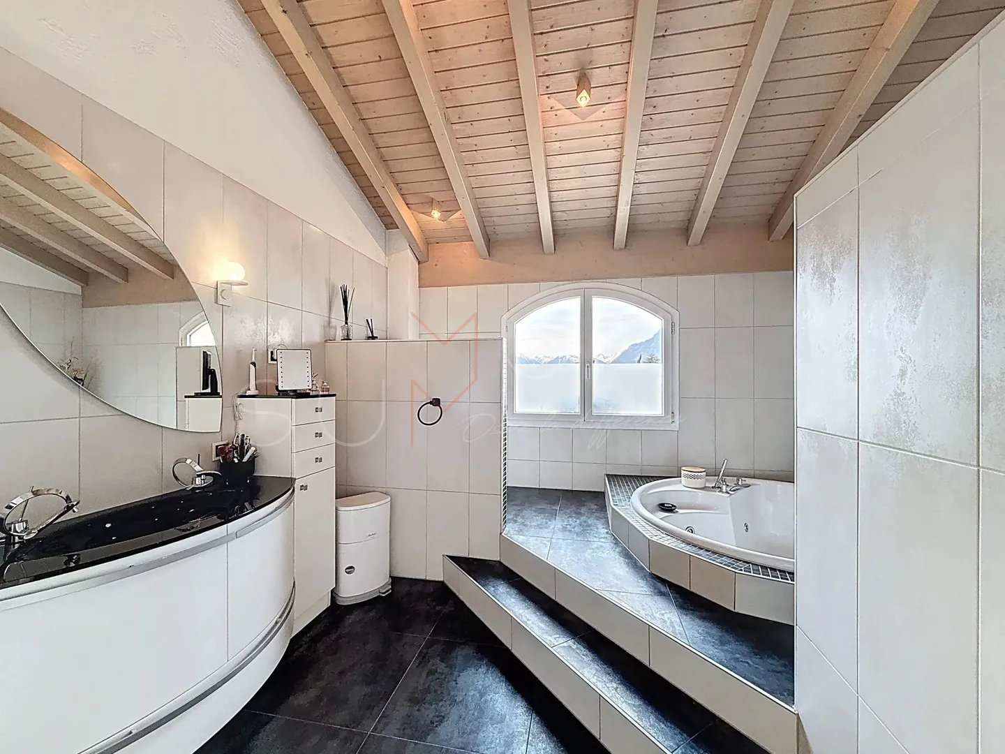 Elegant Detached House with Pool - Photo 12 of 21