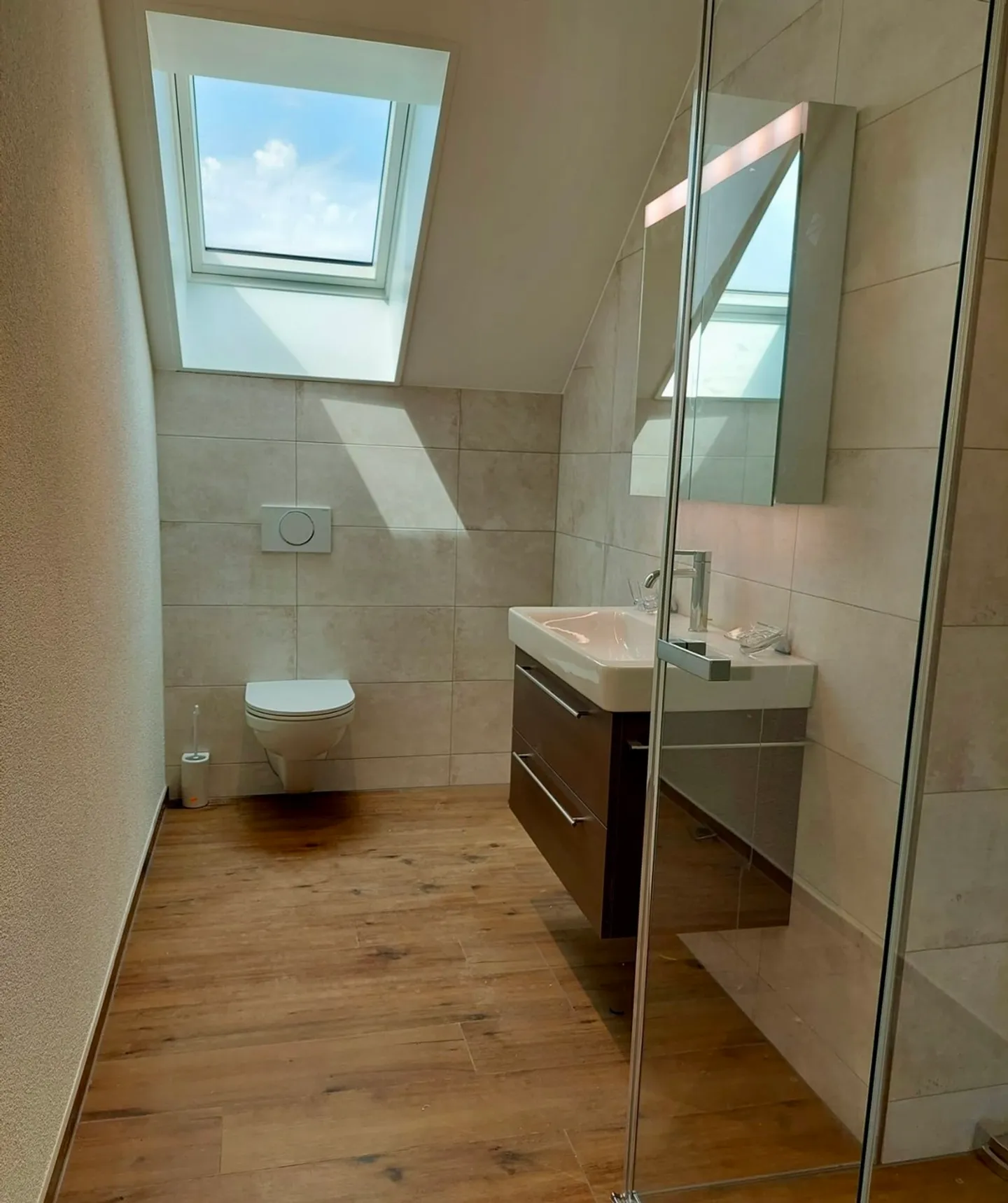 Spacious attic apartment with private attic and beautiful views - Photo 5 of 6