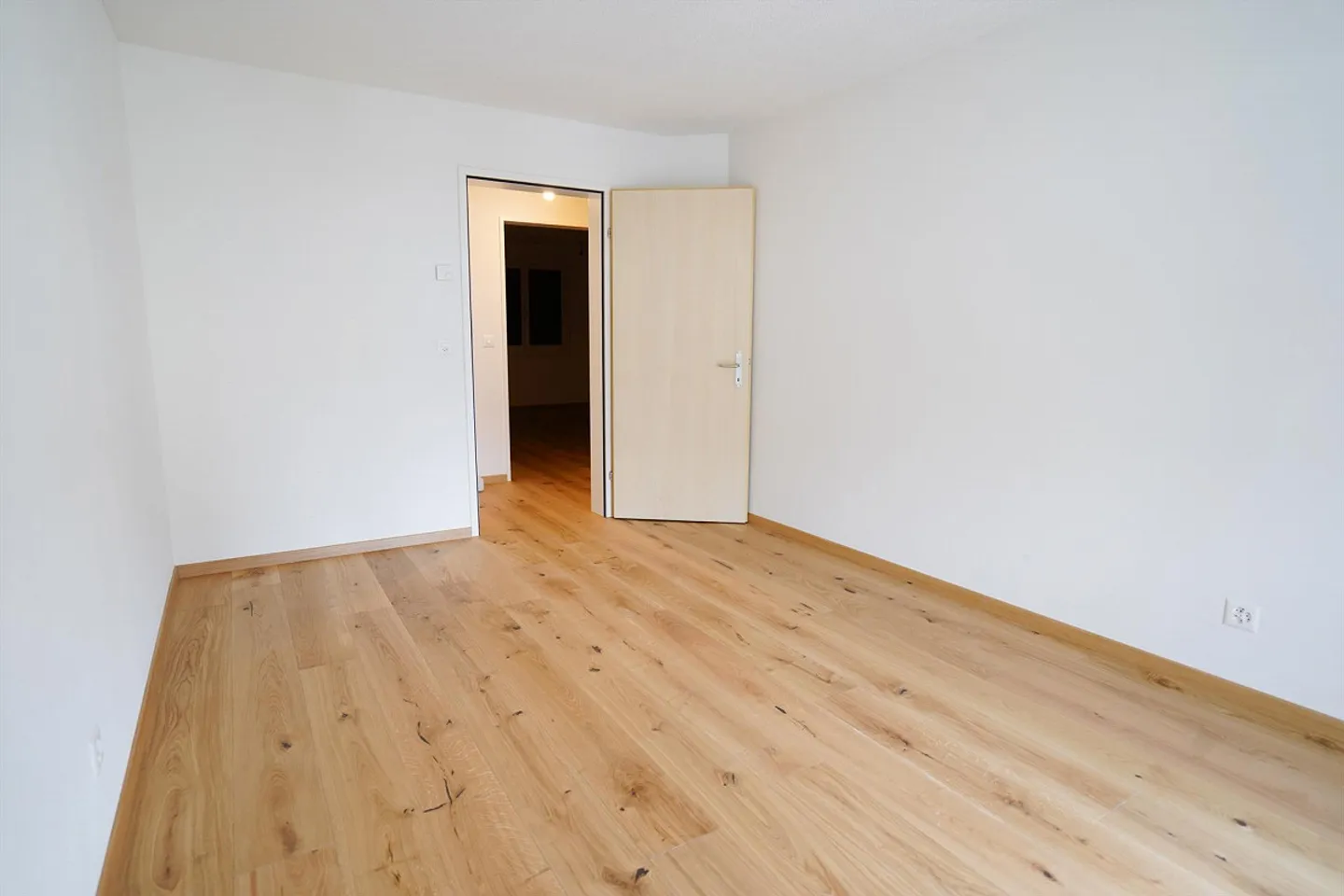 Appartement moderne de 4,5 pièces avec vue sur la montagne à Thusis - Photo 3 sur 13