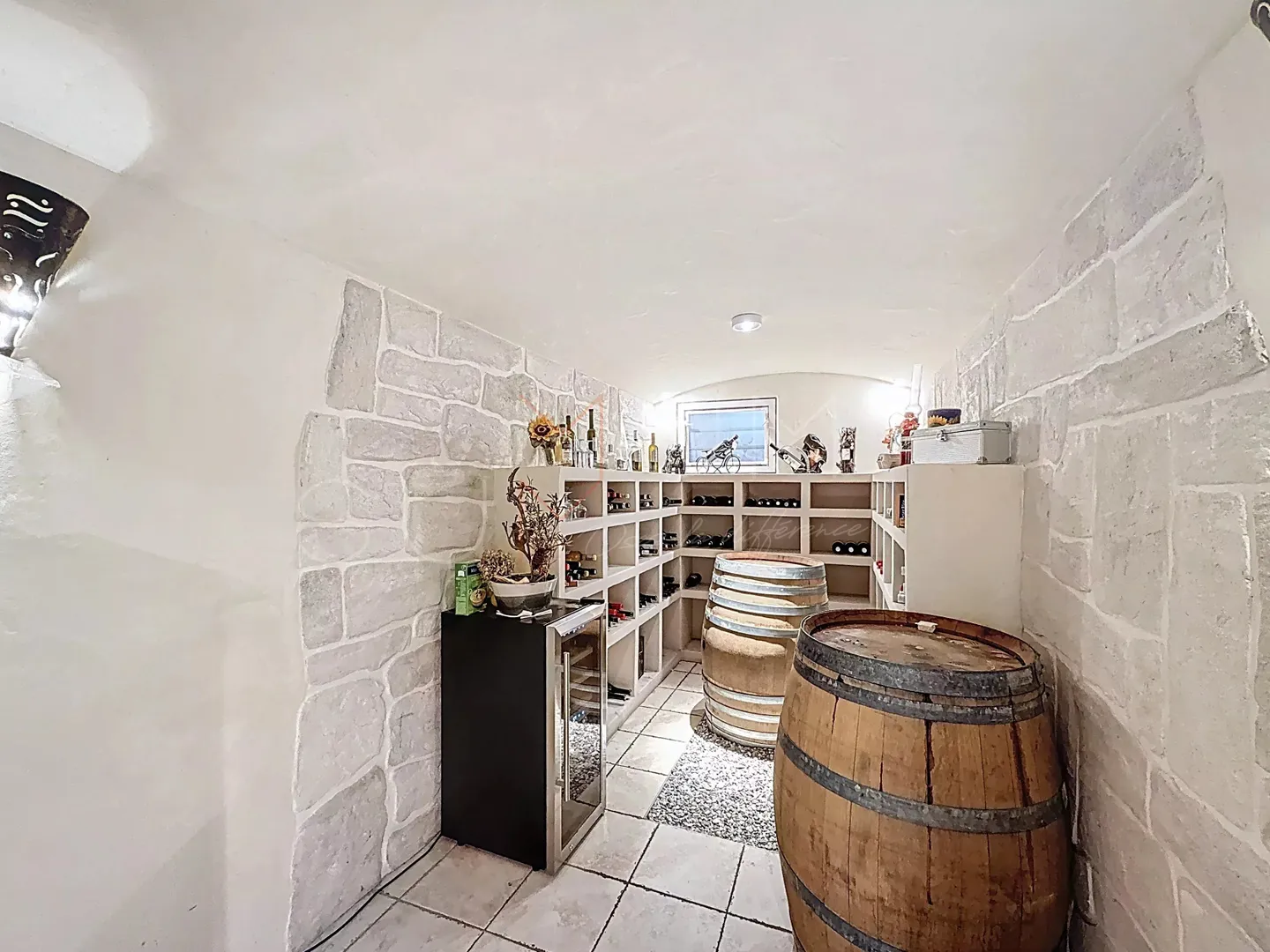 Elegant Detached House with Pool - Photo 17 of 21