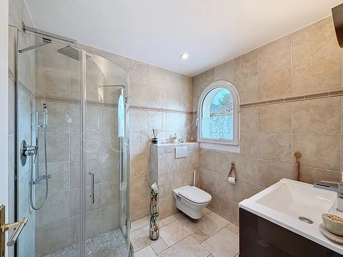 Elegant Detached House with Pool - Photo 16 of 21