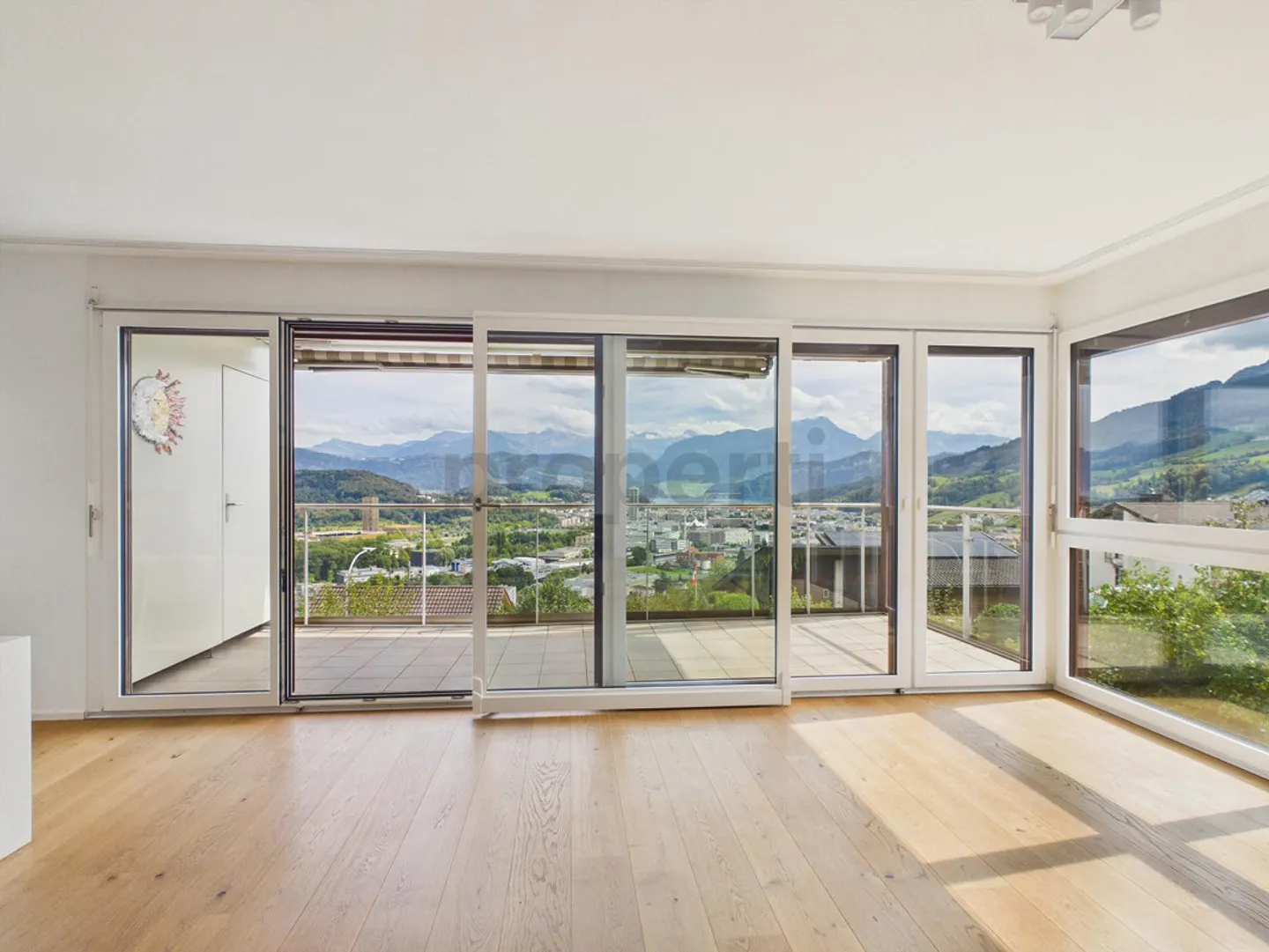 Dreamlike view of Lake Lucerne: Cozy fireplace, utility room with washing tower and two underground parking spaces - Photo 2 of 16