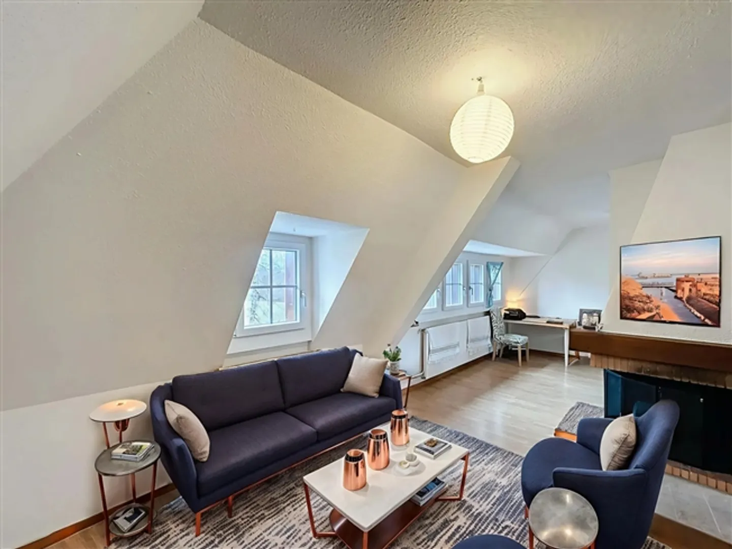 Charming Penthouse Apartment! Shared Garden! - Photo 2 of 5