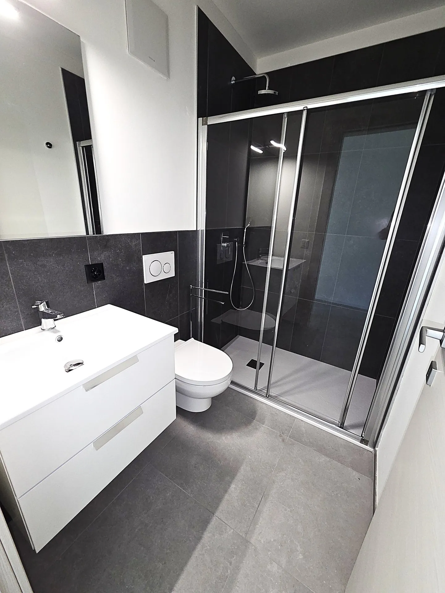 Modern apartment with 4.5 rooms and garden in Claro – new building with a view - Photo 12 of 14