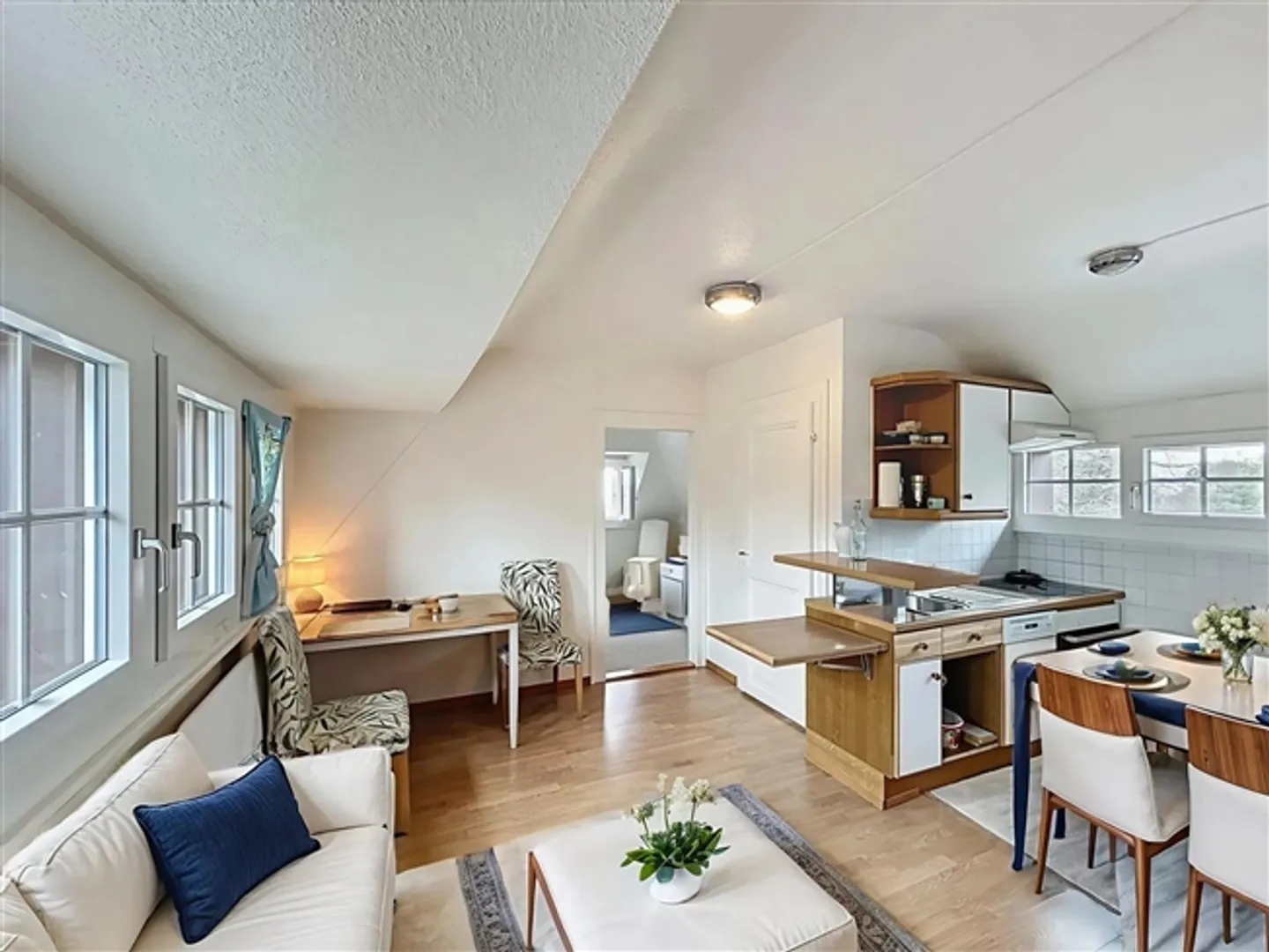 Charming Penthouse Apartment! Shared Garden! - Photo 1 of 5