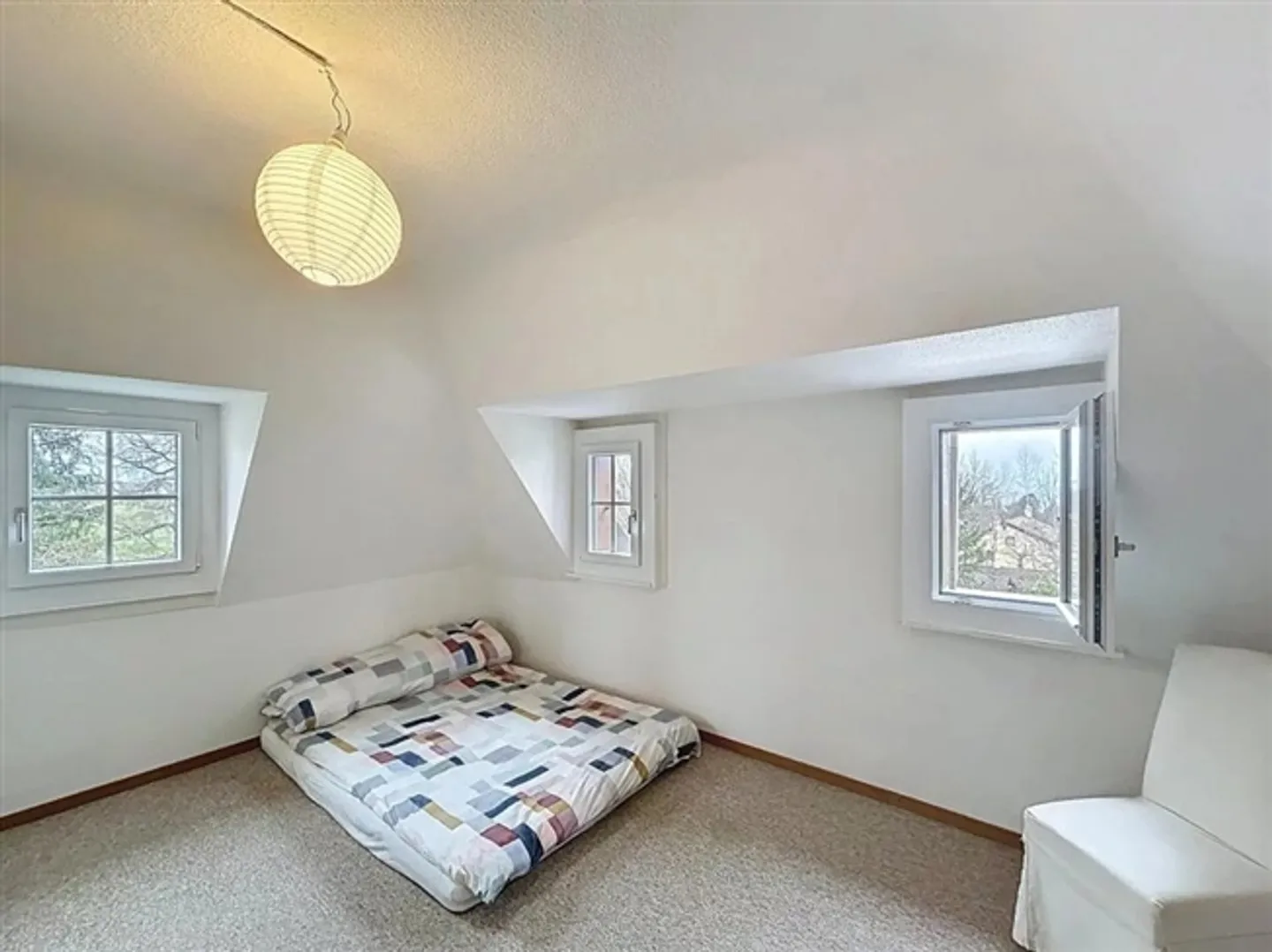 Charming Penthouse Apartment! Shared Garden! - Photo 4 of 5