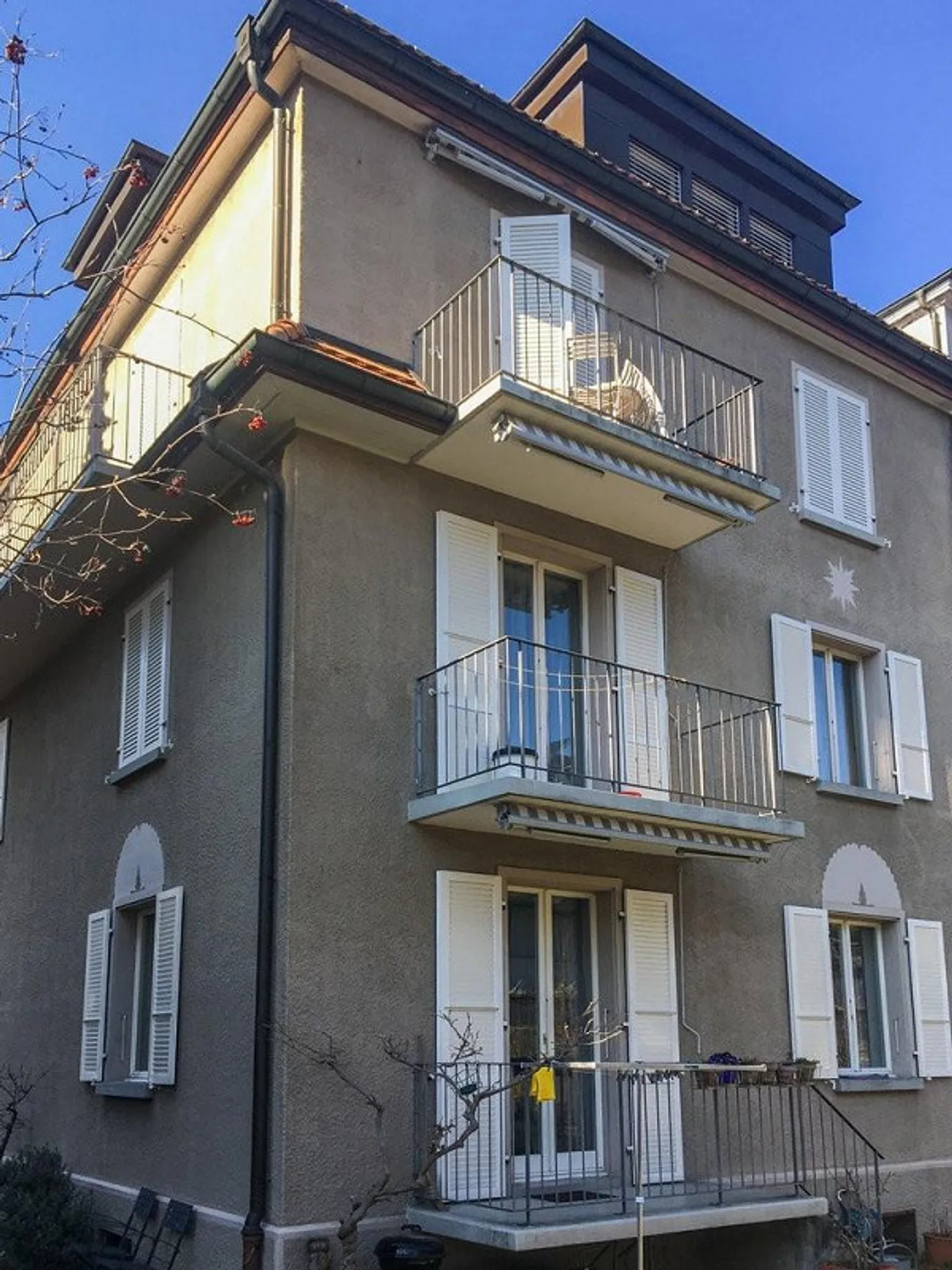 Première location / appartement rénové de 3,5 pièces au 1er étage avec balcon - Photo 2 sur 4