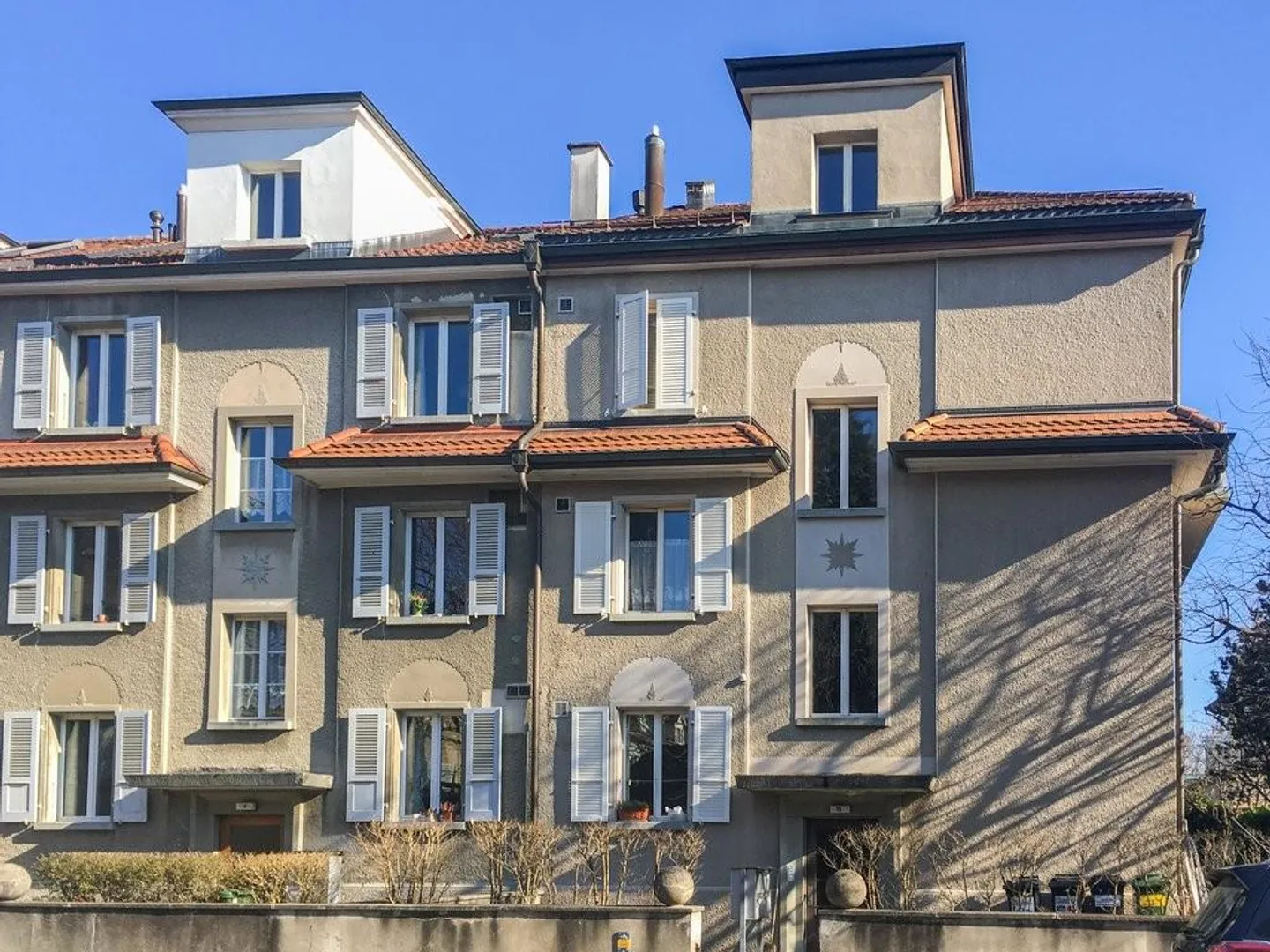 Première location / appartement rénové de 3,5 pièces au 1er étage avec balcon - Photo 3 sur 4
