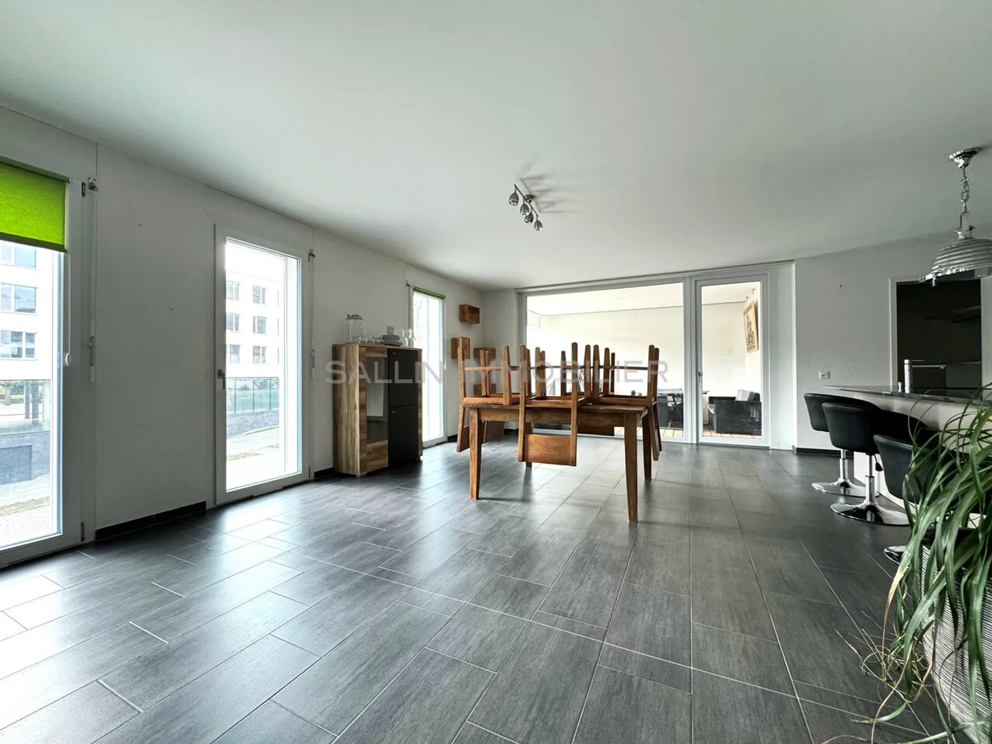 Bellissimo appartamento con 4½ stanze al 2° piano con loggia e posto auto - Foto 3 di 7