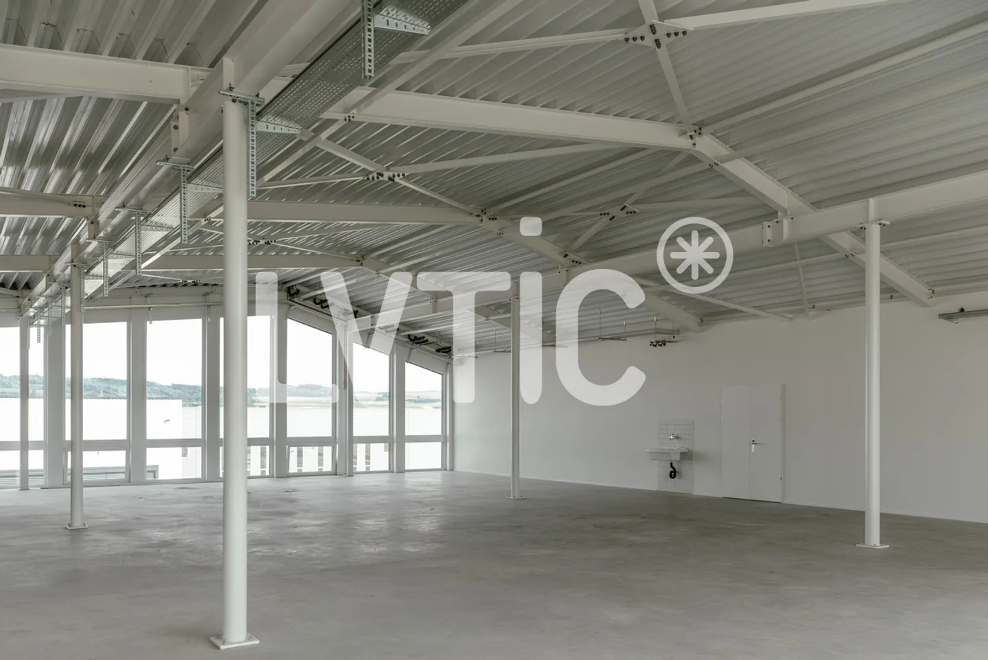 Bureaux, locaux de 800 m2 divisibles dès 300 m2 à louer proche Yverdon - Photo 1 sur 5