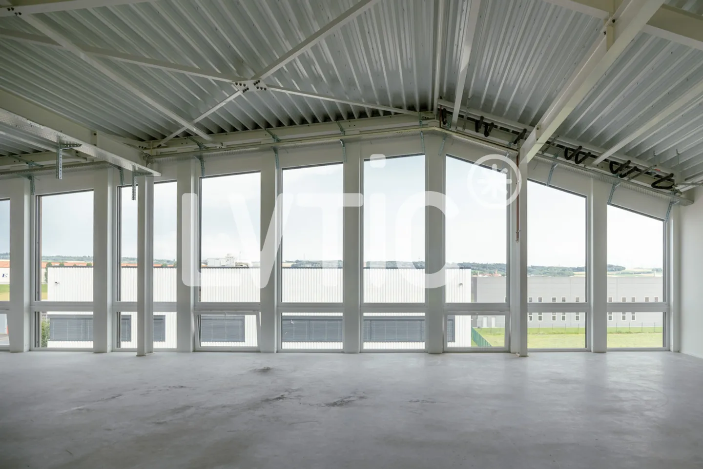 Bureaux, locaux de 800 m2 divisibles dès 300 m2 à louer proche Yverdon - Photo 2 sur 5