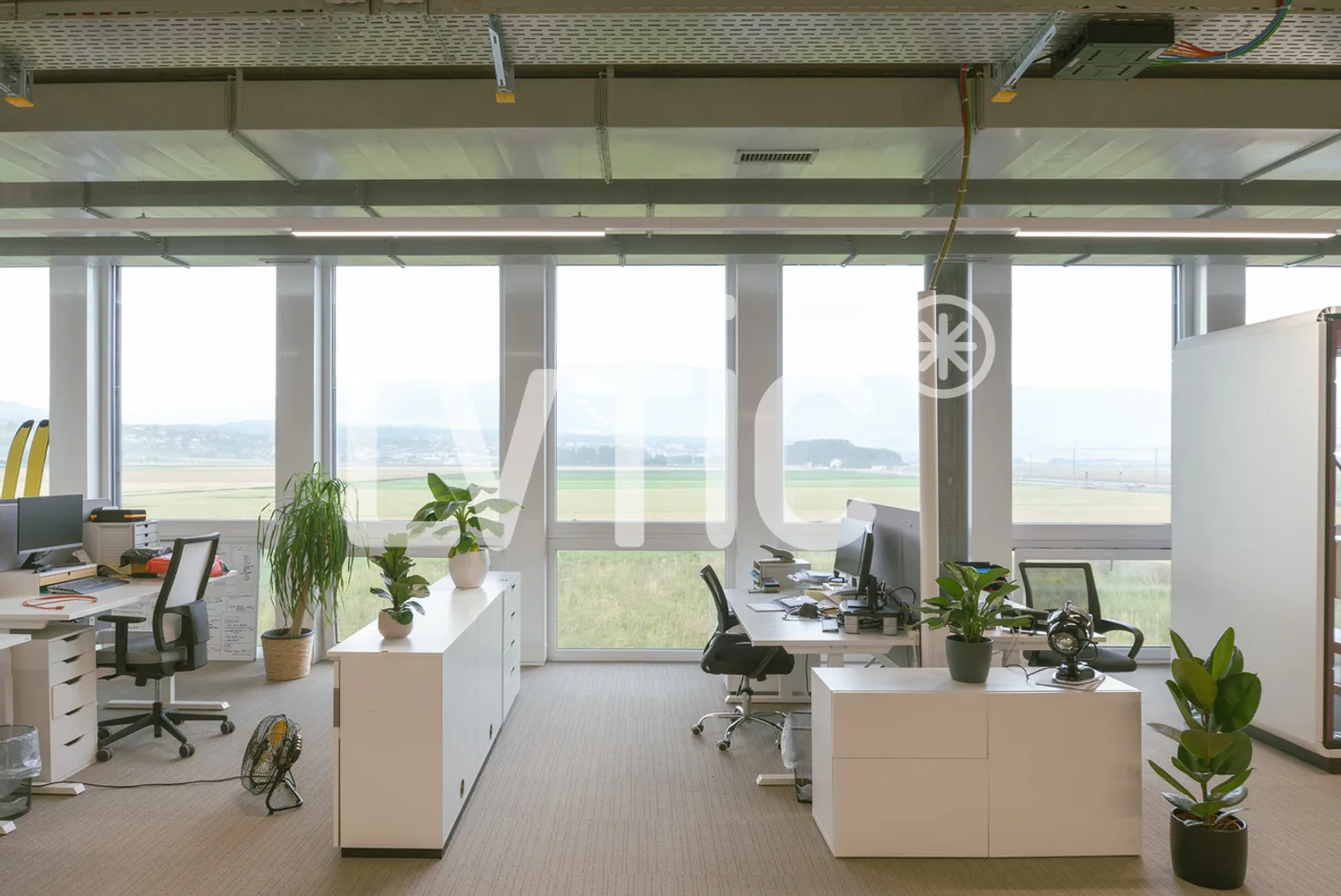 Bureaux, locaux de 800 m2 divisibles dès 300 m2 à louer proche Yverdon - Photo 4 sur 5