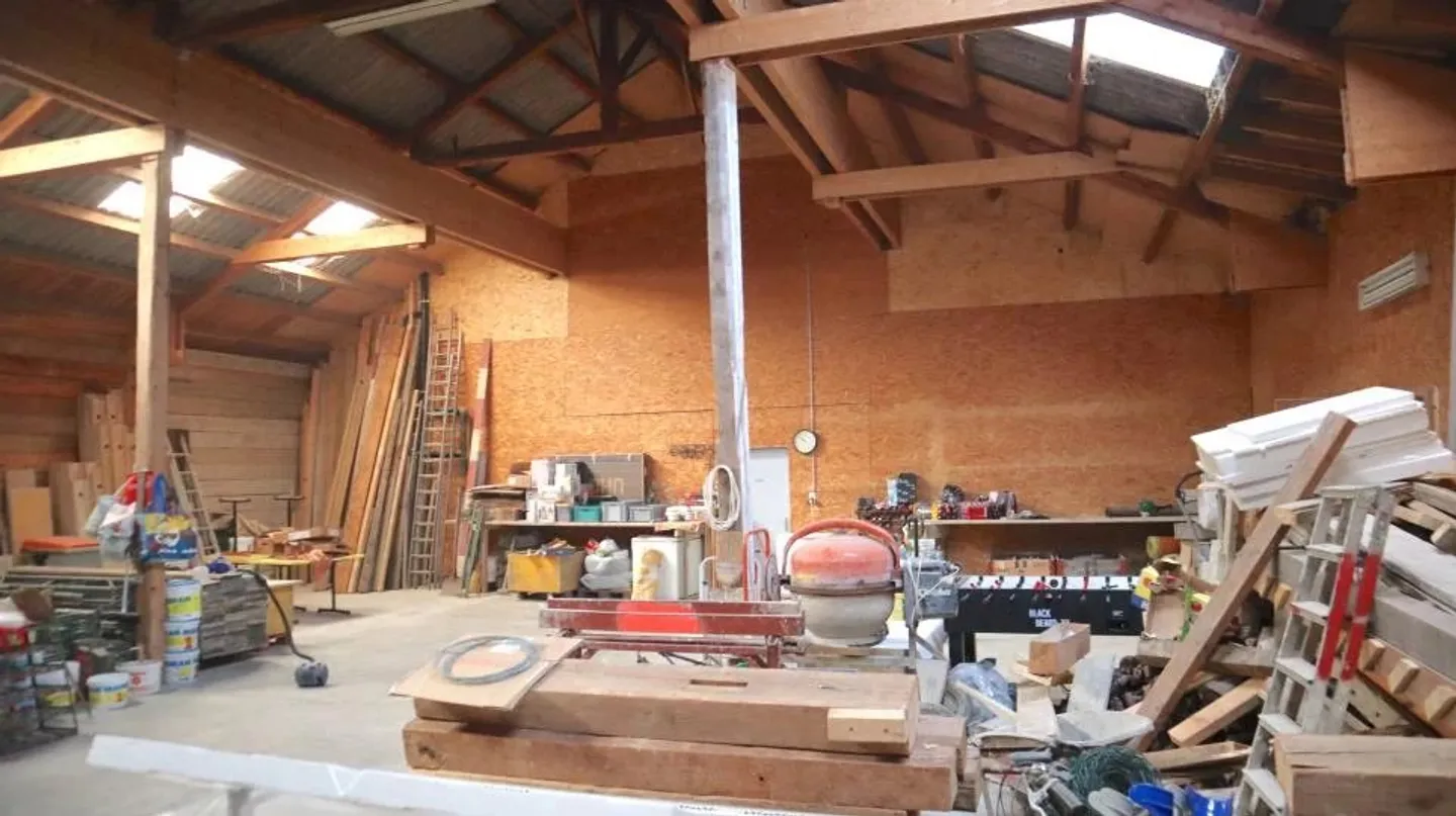 Wohnung 5.5 Zimmer + geräumige Lagerhallen? Ideal für Handwerker, Investoren oder Selbstständige - Foto 9 von 11