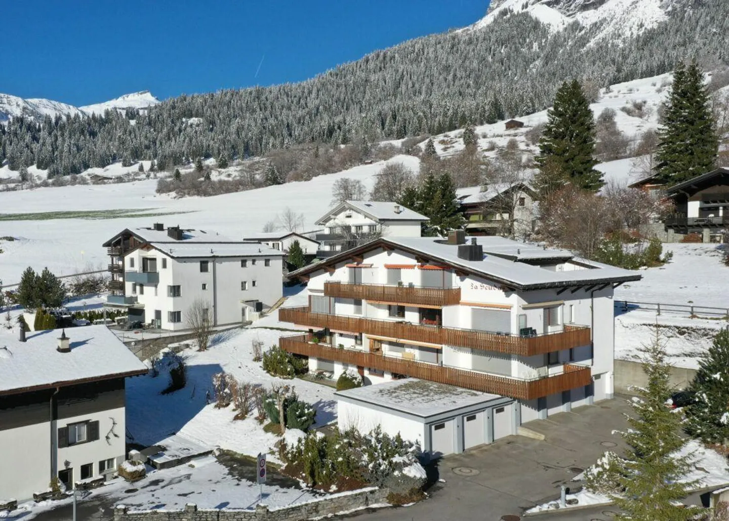 Appartamento ristrutturato di 4½ stanze (vacanze) in una posizione soleggiata con vista meravigliosa - Foto 1 di 20