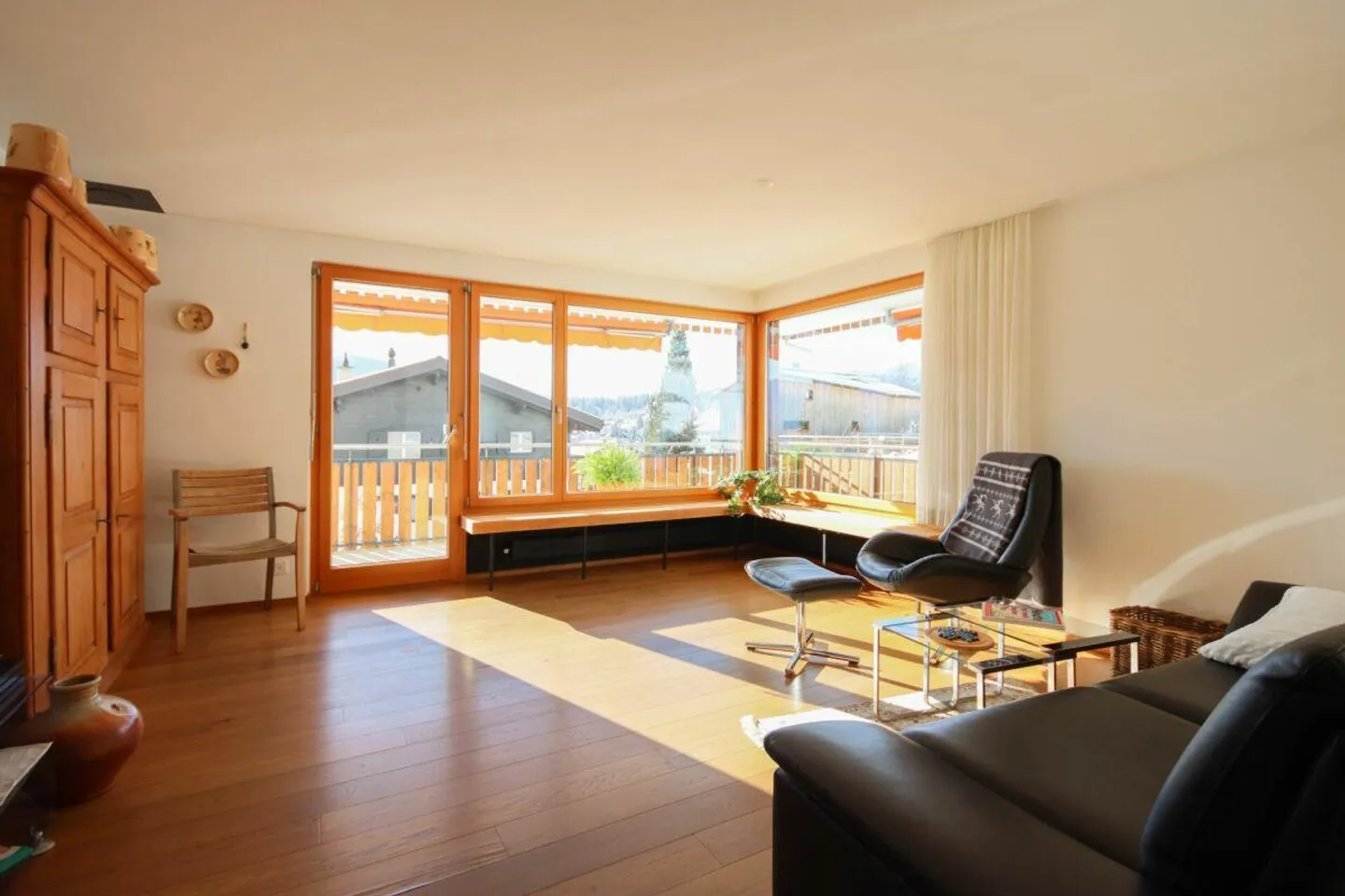 Appartamento ristrutturato di 4½ stanze (vacanze) in una posizione soleggiata con vista meravigliosa - Foto 5 di 20