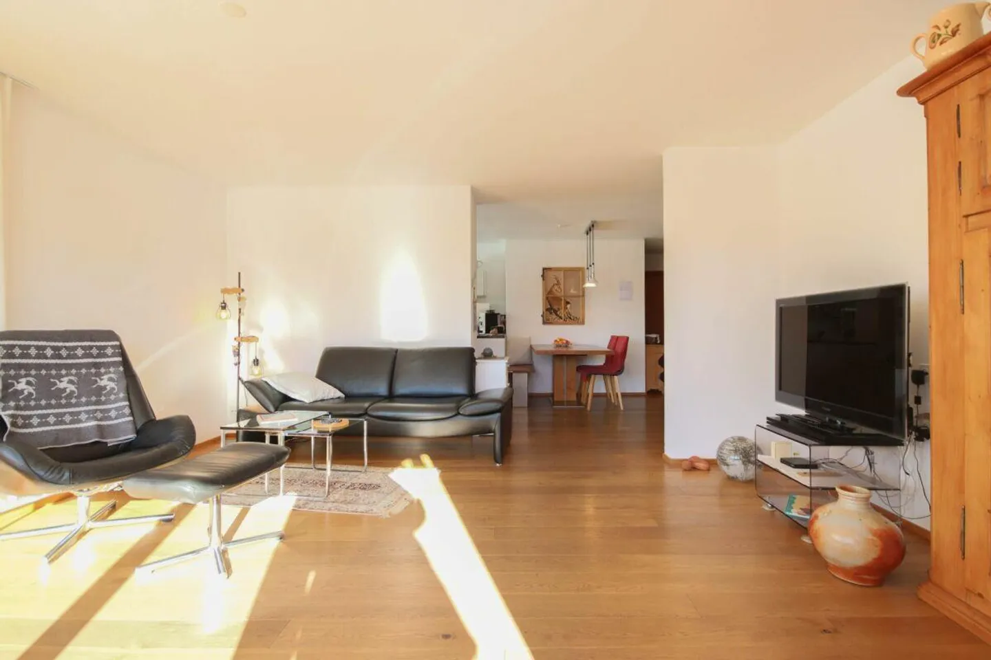 Appartamento ristrutturato di 4½ stanze (vacanze) in una posizione soleggiata con vista meravigliosa - Foto 6 di 20