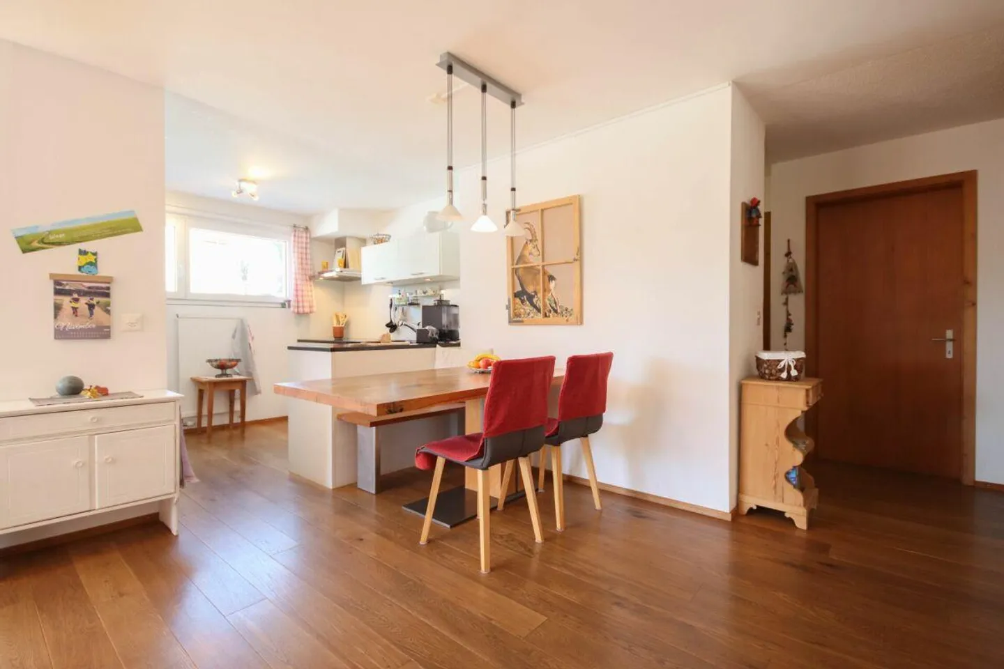 Appartamento ristrutturato di 4½ stanze (vacanze) in una posizione soleggiata con vista meravigliosa - Foto 8 di 20