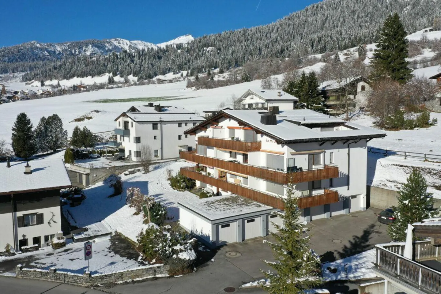 Appartamento ristrutturato di 4½ stanze (vacanze) in una posizione soleggiata con vista meravigliosa - Foto 3 di 20