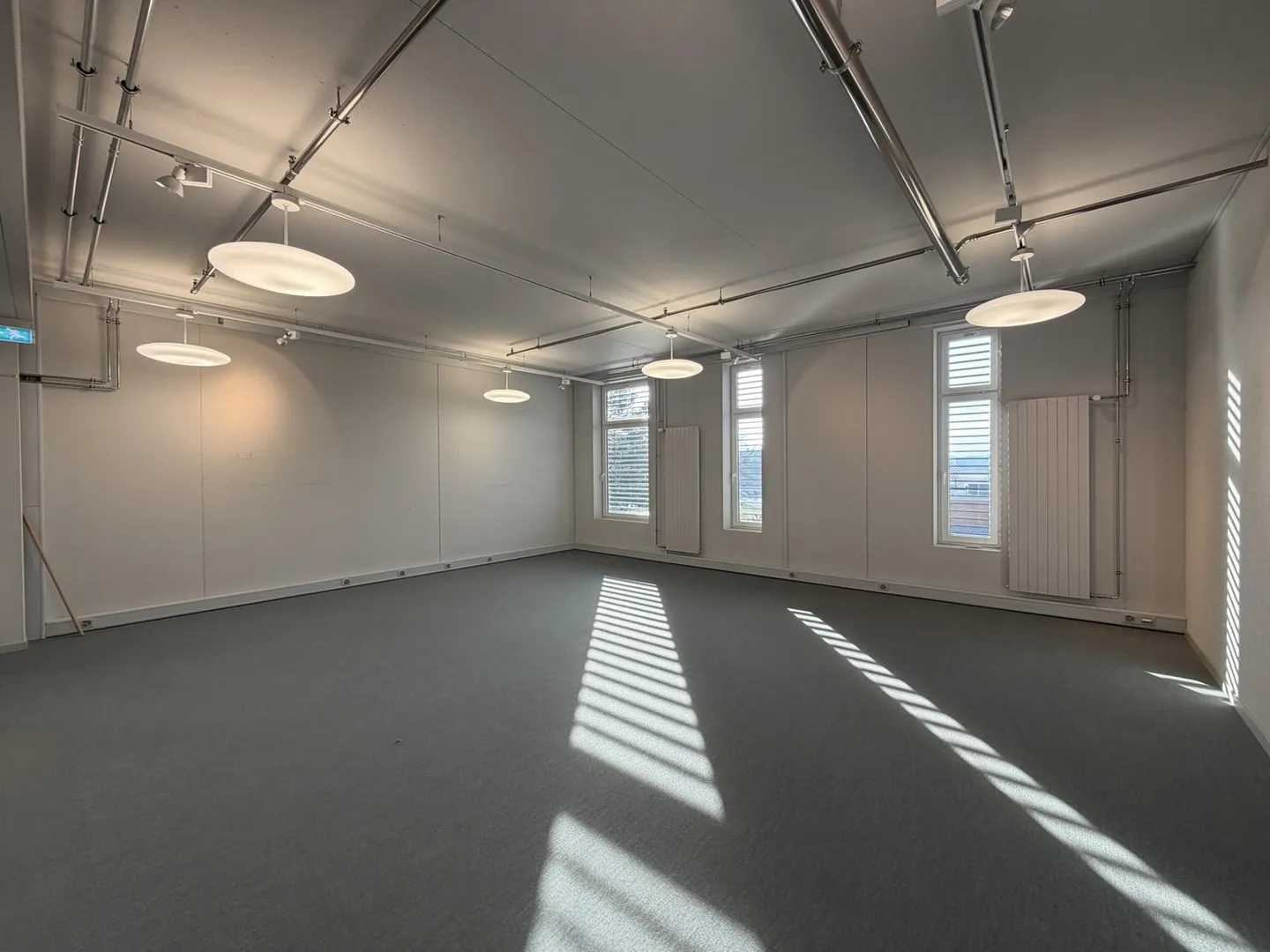 Votre futur espace professionnel, à deux pas de l'autoroute - Photo 5 sur 11