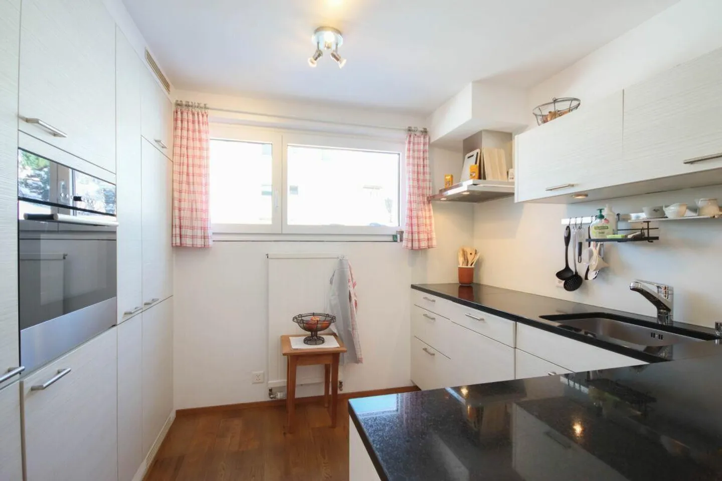 Appartamento ristrutturato di 4½ stanze (vacanze) in una posizione soleggiata con vista meravigliosa - Foto 9 di 20