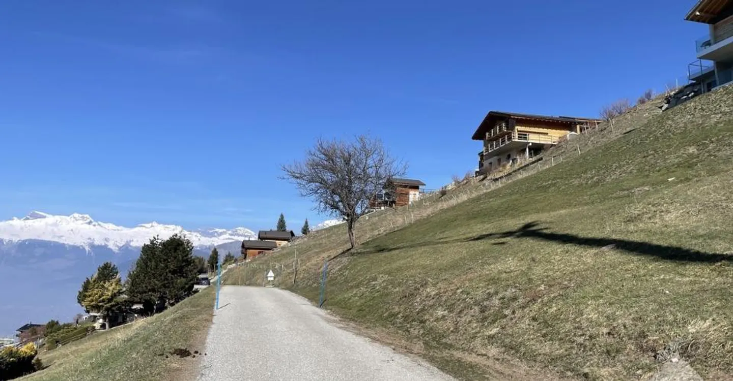 Wunderschönes Baugrundstück in der Erweiterungszone des Dorfes - Foto 2 von 7
