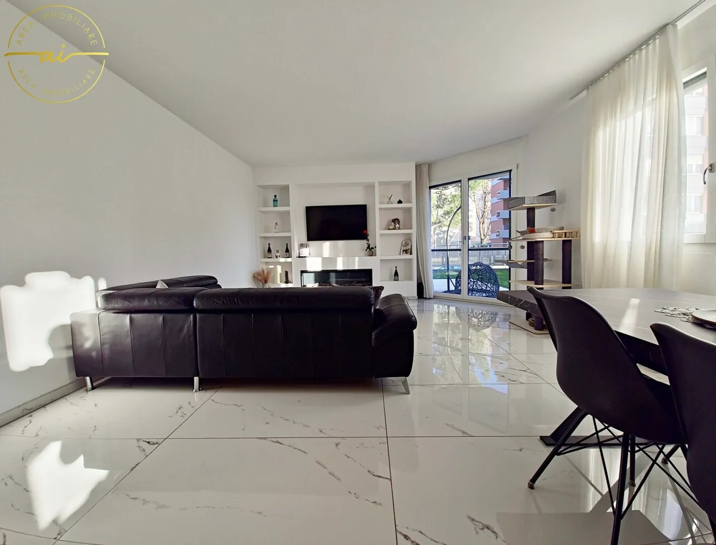 ELEGANT UND HELL 4.5 ZIMMER MIT PRIVATGARTEN - Foto 2 von 13