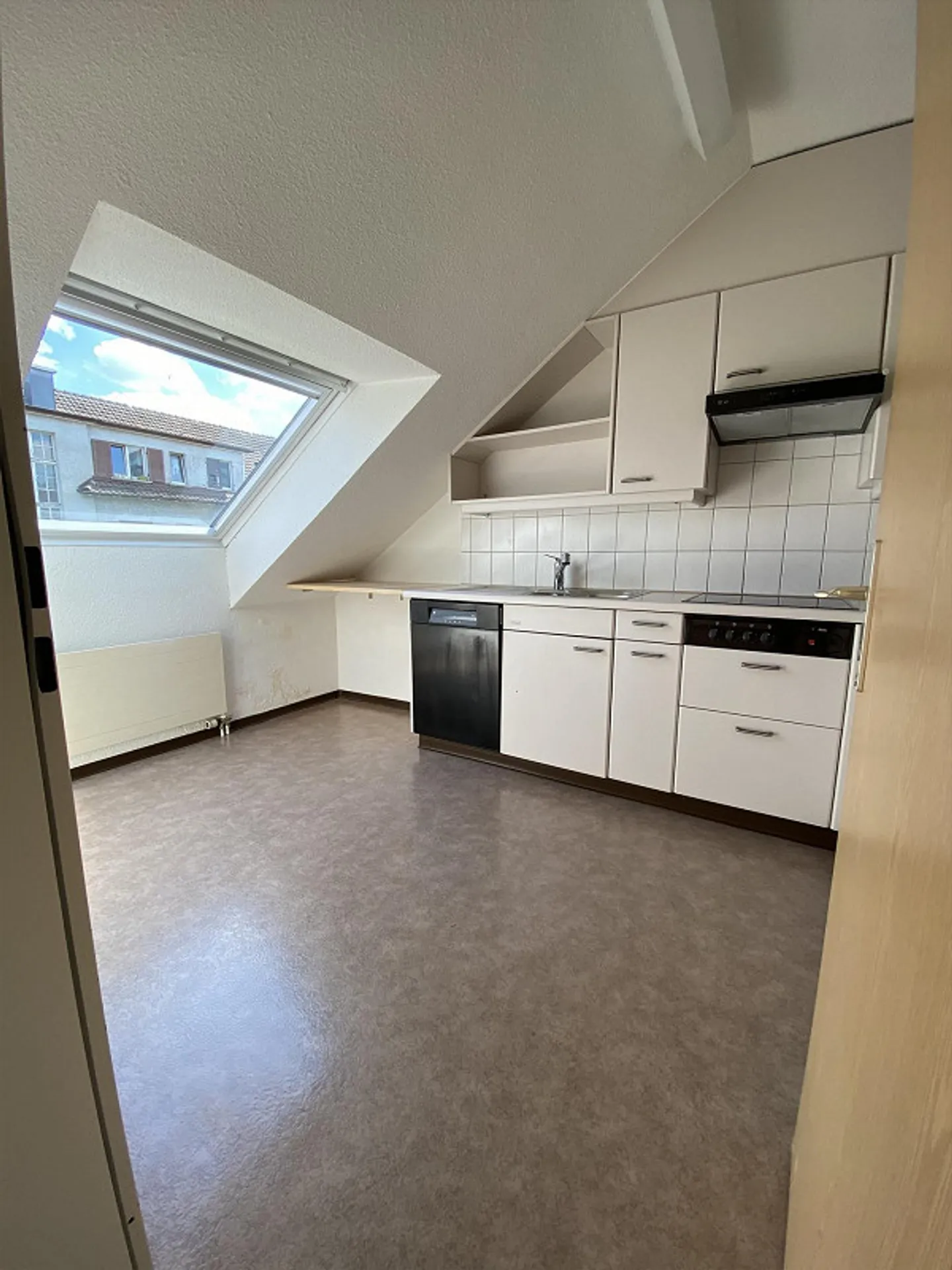 Luminoso appartamento duplex di 4,5 locali con balcone a Zurigo Albisrieden - Foto 3 di 8