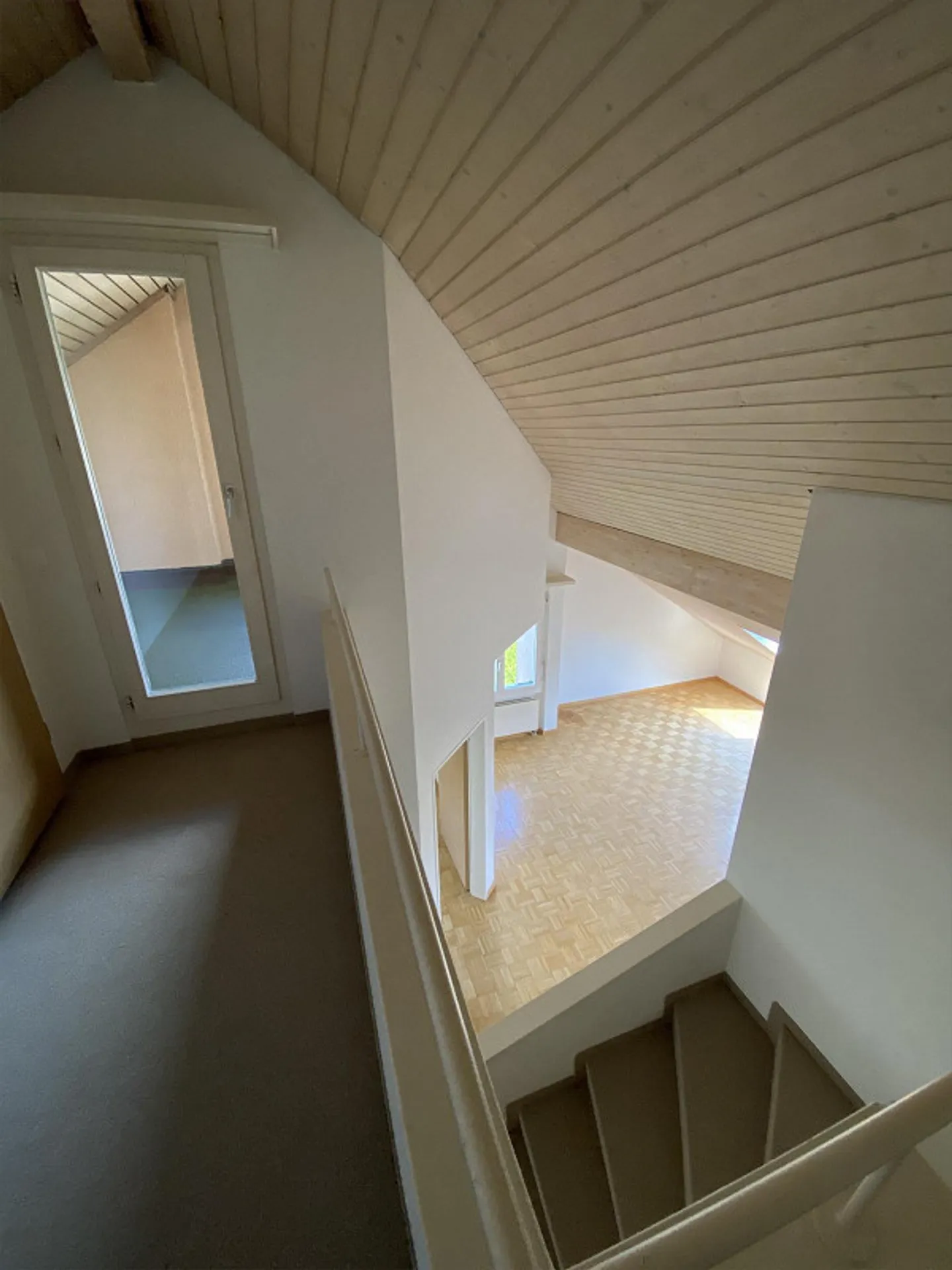 Luminoso appartamento duplex di 4,5 locali con balcone a Zurigo Albisrieden - Foto 6 di 8