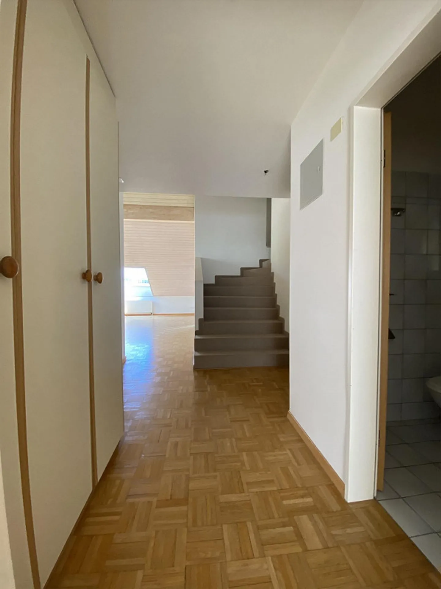 Luminoso appartamento duplex di 4,5 locali con balcone a Zurigo Albisrieden - Foto 7 di 8