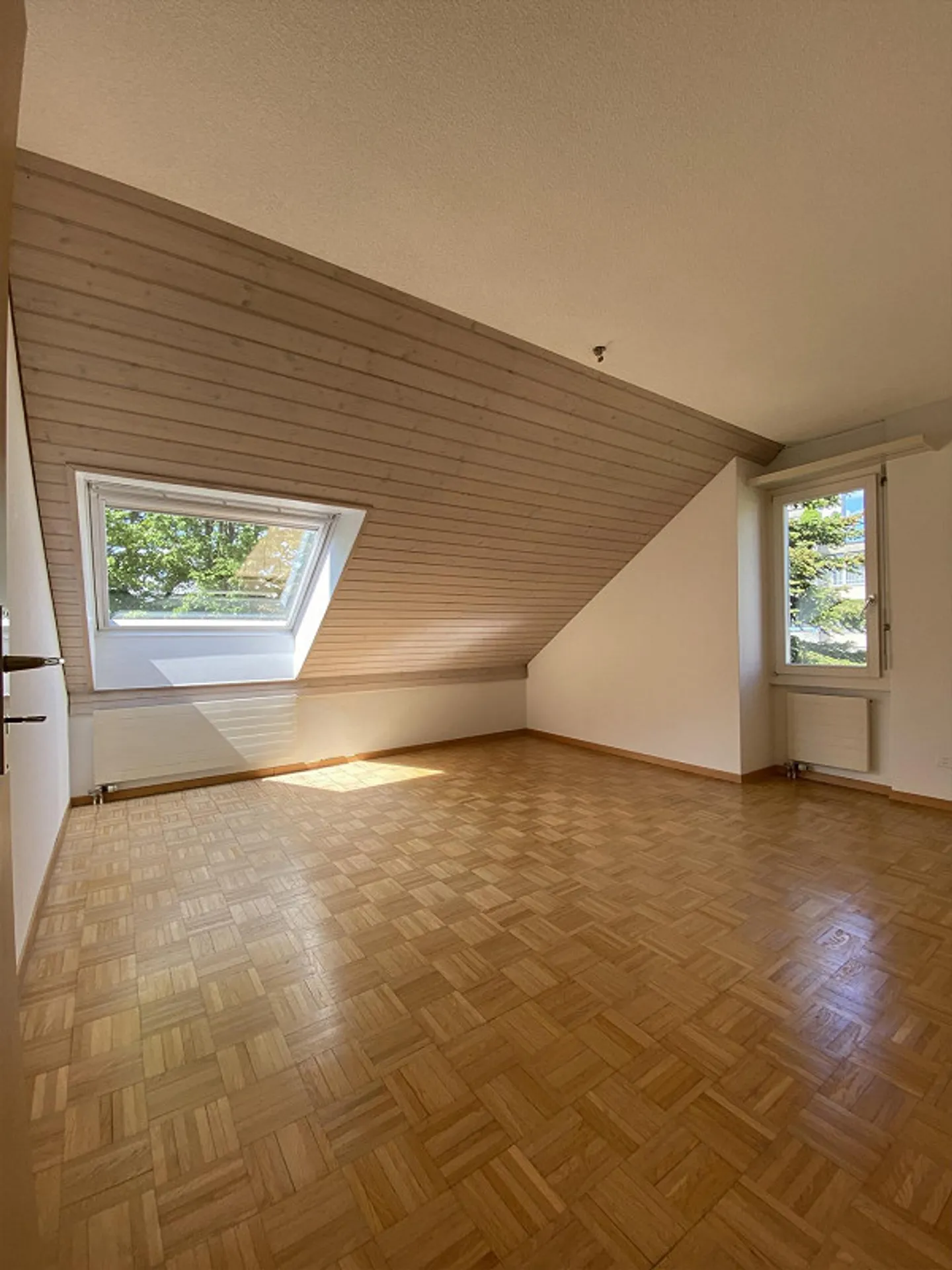 Luminoso appartamento duplex di 4,5 locali con balcone a Zurigo Albisrieden - Foto 2 di 8