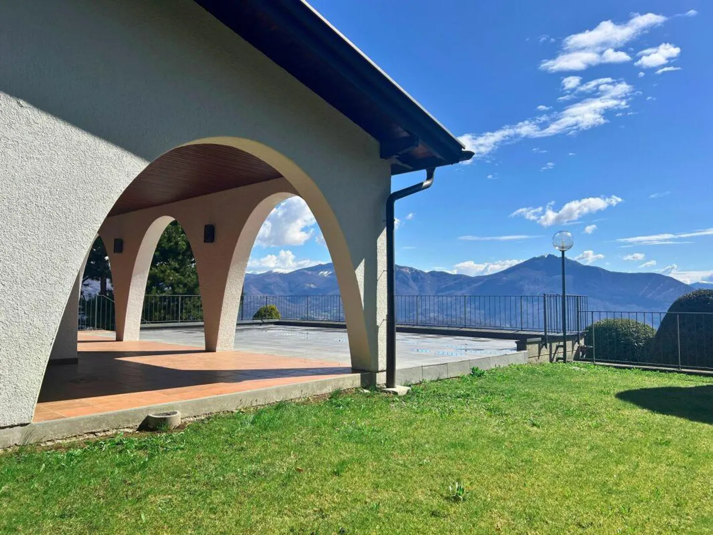 Ampia villa nel verde con piscina, vista panoramica e oltre 7'000 mq di terreno - Foto 1 di 12