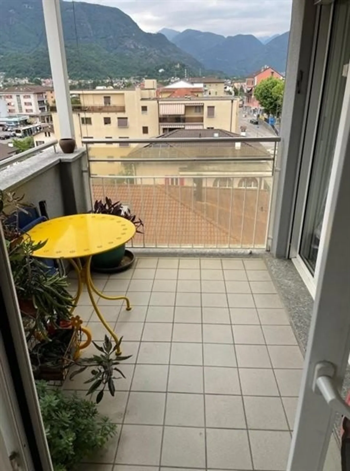 «Luminoso e pratico appartamento di 3.5 locali in zona centrale a Locarno-Solduno / Helle und praktische 3.5-Zimmer-Wohnung in Locarno-Solduno» - Foto 16 di 20