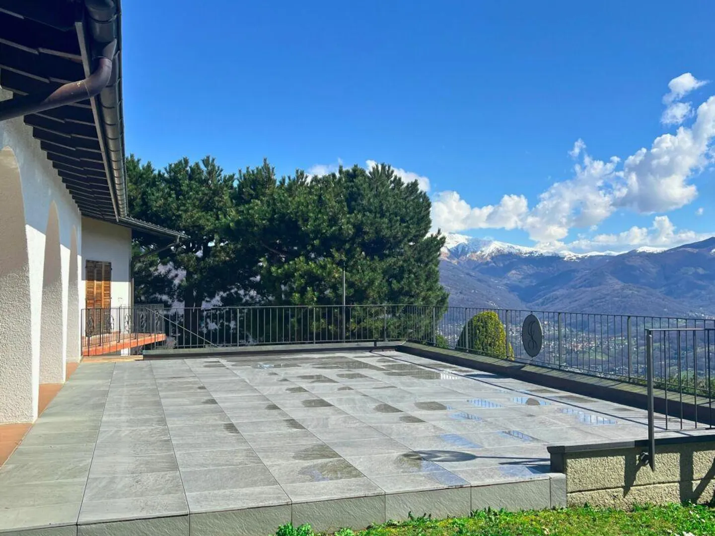 Ampia villa nel verde con piscina, vista panoramica e oltre 7'000 mq di terreno - Foto 5 di 12