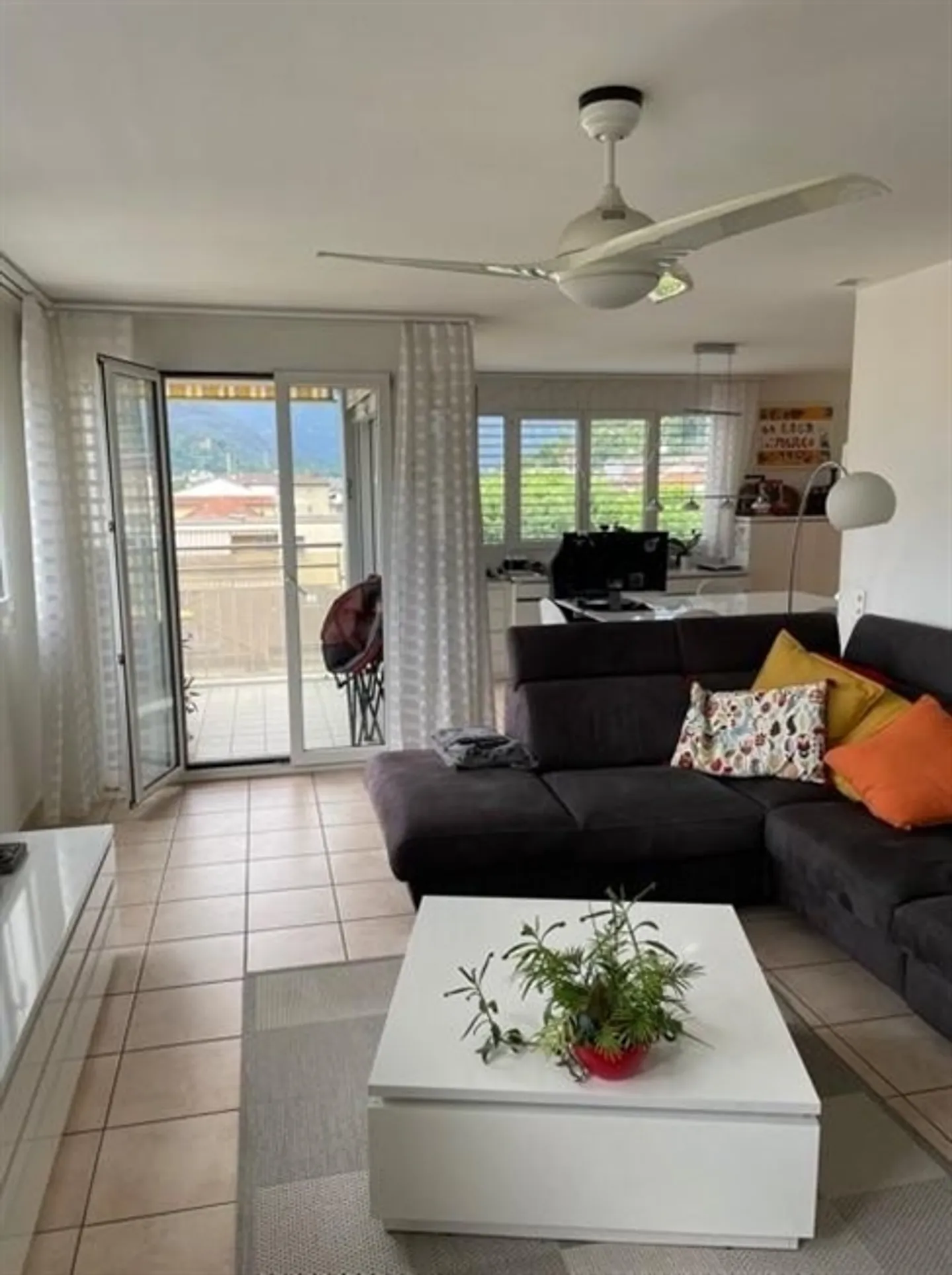 «Luminoso e pratico appartamento di 3.5 locali in zona centrale a Locarno-Solduno / Helle und praktische 3.5-Zimmer-Wohnung in Locarno-Solduno» - Foto 1 di 20