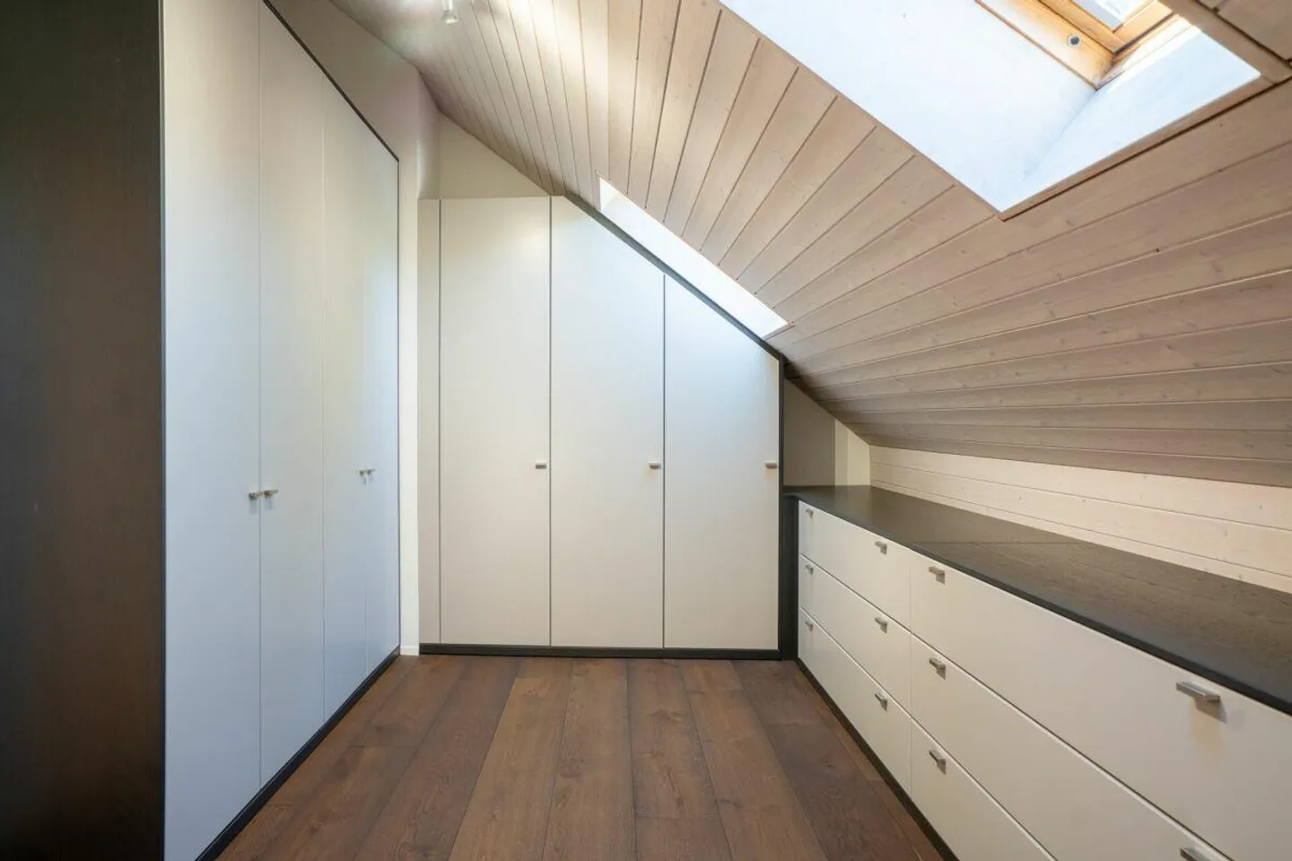 Vivere, lavorare e benessere su 165 m2 di superficie abitabile nel attico di 4,5 stanze a Rickenbach ZH - Foto 4 di 13