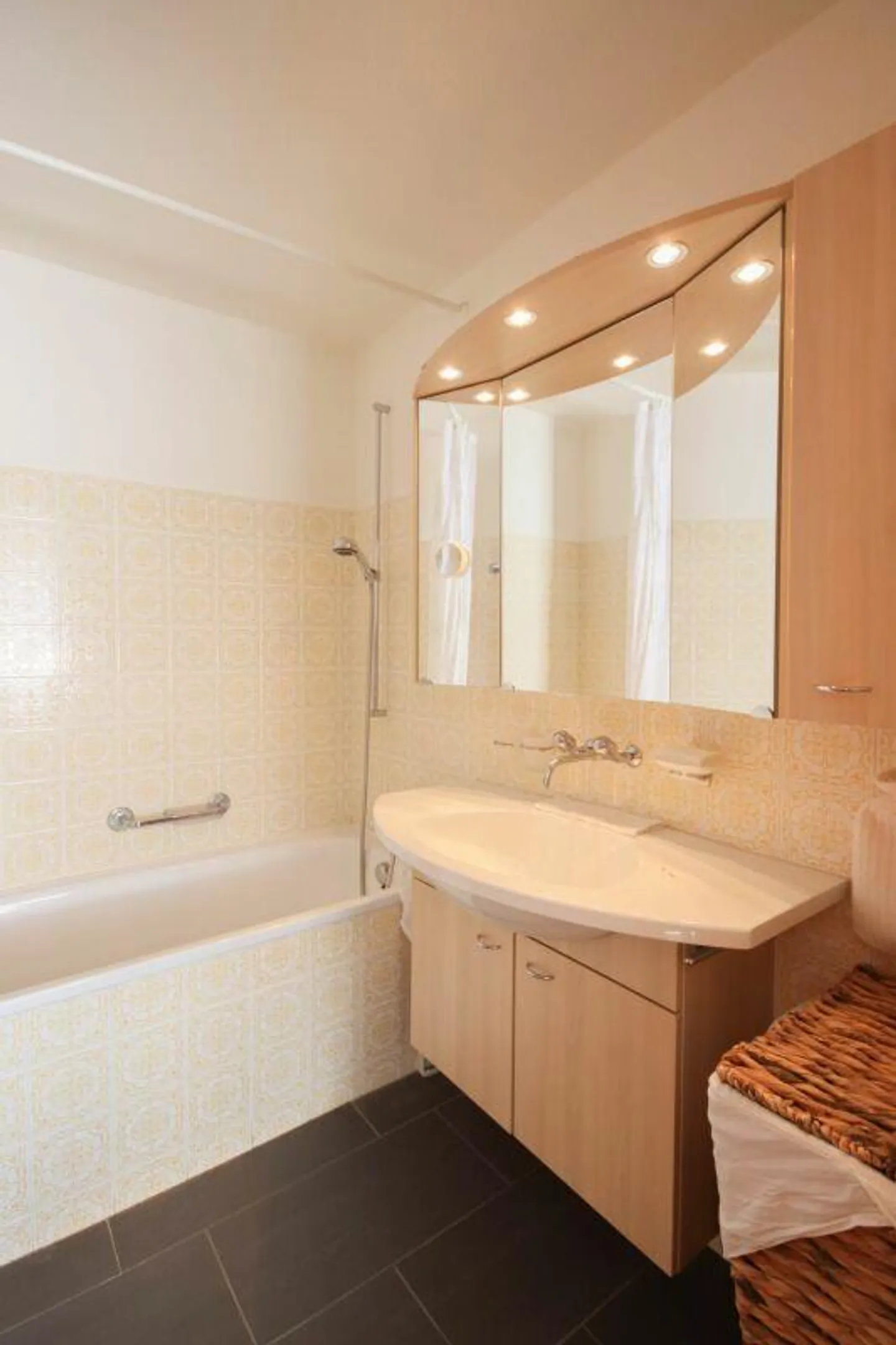 Appartamento ristrutturato di 4½ stanze (vacanze) in una posizione soleggiata con vista meravigliosa - Foto 11 di 20