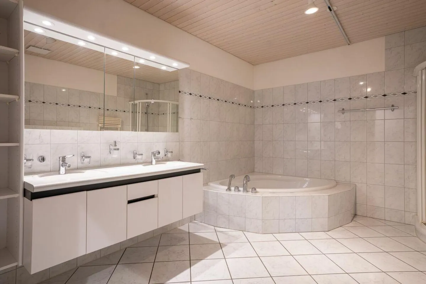 Vivere, lavorare e benessere su 165 m2 di superficie abitabile nel attico di 4,5 stanze a Rickenbach ZH - Foto 9 di 13