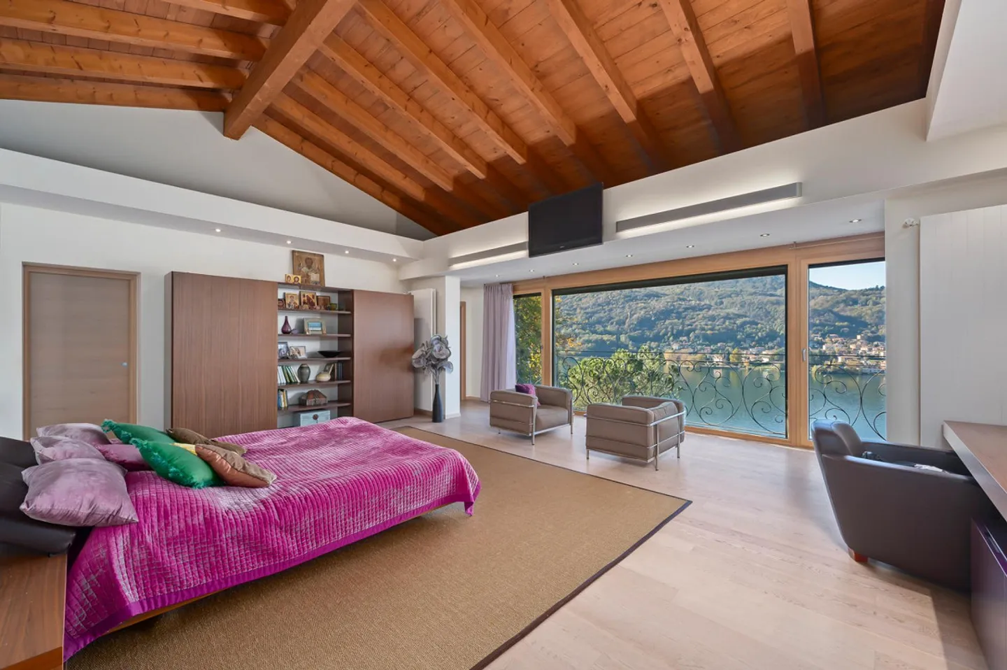 Villa élégante avec vue sur le lac et piscine - Photo 2 sur 11